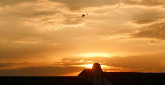 Sonnenuntergang &uuml;ber Nordhausen, oben "Christoph 37" (Foto: Bernd Thielbeer)