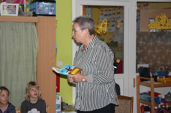 Vorlesen bei Junioren und Senioren (Foto: Karl-Heinz Herrmann)