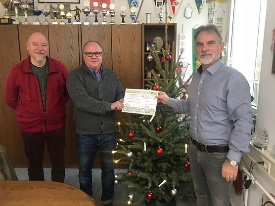 Lutz Seidenst&uuml;cker, Maik Dollhofer und Landrat Harald Zanker bei der Scheck&uuml;bergabe (Foto: Pressestelle Landratsamt Unstrut-Hainich-Kreis)