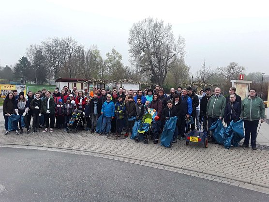 Allein am M&uuml;hlh&auml;user Schwanenteich beteiligten sich &uuml;ber 80 Helfer am Fr&uuml;hjahrsputz (Foto: Diakonie Doppelpunkt)