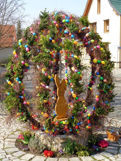 Gr&ouml;&szlig;tes Osterei Th&uuml;ringens steht wieder in Etzleben (Foto: Peter Ke&szlig;ler)