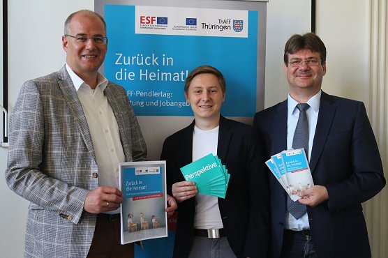 v.l.: Landrat Matthias Jendricke, Maximilian Schröter und Andreas Knuhr (Foto: Angelo Glashagel) v.l.: Landrat Matthias Jendricke, Maximilian Schröter und Andreas Knuhr (Foto: Angelo Glashagel)