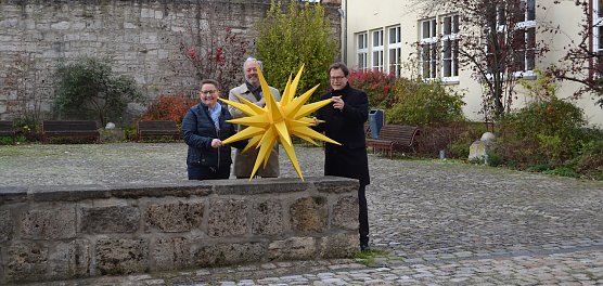 Herrnhuter Stern f&uuml;r St. Jakobi_Heike Strecker_Helge Wittmann_Johannes Bruns (Foto:  Anke Pfannstiel &copy; Stadtverwaltung M&uuml;hlhausen)