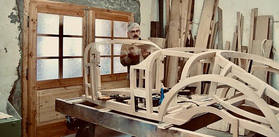 Meister am Hobel mit Benzin im Blut - Uwe Thiede bei der Arbeit (Foto: Hubert Rein) Meister am Hobel mit Benzin im Blut - Uwe Thiede bei der Arbeit (Foto: Hubert Rein)