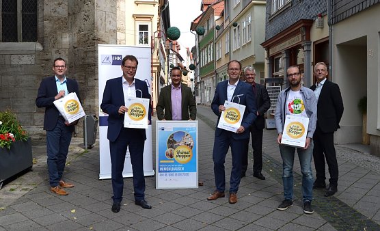 Oberb&uuml;rgermeister Johannes Bruns, Jan Riemann von ZiM, der Vorstandsvorsitzende der Sparkasse Unstrut-Hainich, Christian Blechschmidt, Vertreter der IHK Erfurt sowie Peter Nethge von Das L&auml;dchen M&uuml;hlhausen hoffen, das viele M&uuml;hlh&auml;userinnen und M&uuml;hlh&auml;user zu Heimat-Shoppern werden. (Foto: Anke Pfannstiel &copy; Stadtverwaltung M&uuml;hlhausen)