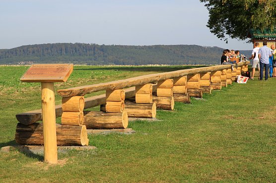 Die l&auml;ngste Bank aus einem Stamm steht jetzt im Eichsfeld (Foto: S. Dietzel)
