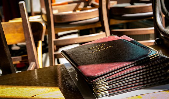 Flaute in der Gastst&auml;tte: Corona hat zu einem Einbruch in der Beherbergungs- und Gastrobranche gef&uuml;hrt. Unternehmen sollten die Kurzarbeit jetzt nutzen, um ihre Besch&auml;ftigten weiterzubilden, so die Gewerkschaft NGG. (Foto: NGG)