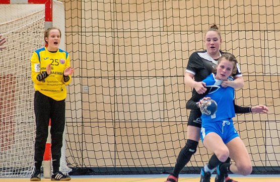 Bettina Woike im Tor bot mit der Abwehr, hier im Bild Nele Weyh, einen starken R&uuml;ckhalt. (Foto: Henry M&uuml;ller)