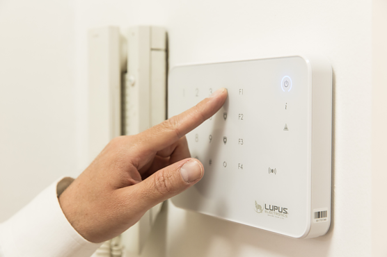 Smarte Sicherheitstechnik bietet mittlerweile umfassenden Schutz (Foto: © LUPUS-Electronics) Smarte Sicherheitstechnik bietet mittlerweile umfassenden Schutz (Foto: © LUPUS-Electronics)