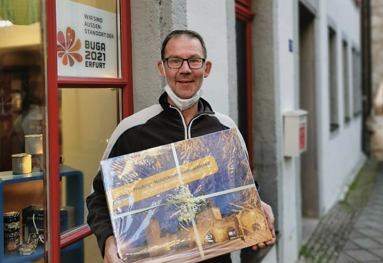 Max Blank freut sich über den Mühlhäuser Adventskalender (Foto: Tourist Information Mühlhausen) Max Blank freut sich über den Mühlhäuser Adventskalender (Foto: Tourist Information Mühlhausen)