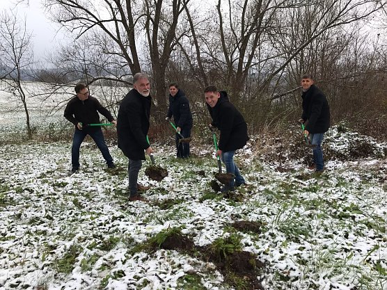v.l.n.r.: Herr Hardegen (Ortschaftsb&uuml;rgermeister Lengenfeld/Stein), Herr Zanker (Landrat), Herr Bredatsch (HTP GmbH), Herr Henning (B&uuml;rgermeister S&uuml;deichsfeld) und Herr M&uuml;ller (Ingenieurb&uuml;ro M&uuml;ller und Nagora GbR).  Bildrechte: LRA UHK (Foto: Pressestelle Landratsamt Unstrut-Hainich-Kreis)