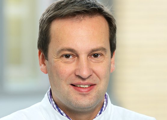 Chefarzt Dr. Andreas Birke nennt die h&auml;ufigsten Gr&uuml;nde f&uuml;r das Auftreten von R&uuml;ckenschmerzen und gibt Tipps zu Vermeidung. (Foto: Helios Klinik Lutherstadt Eisleben)