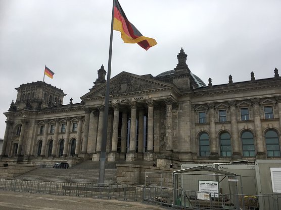 Dunkle Wolken nicht nur über dem Reichstagsgebäude in berlin (Foto: Nnz-Archiv) Dunkle Wolken nicht nur über dem Reichstagsgebäude in berlin (Foto: Nnz-Archiv)