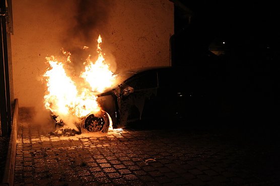 Brennendes Auto direkt am Landratsamt (Foto: S.Dietzel)