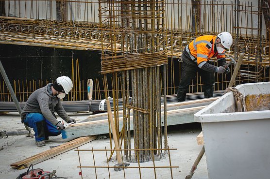 Bauarbeiter k&ouml;nnen kein Homeoffice machen � und tragen auch ohne Pandemie ein erh&ouml;htes  Risiko, im Job zu erkranken oder zu verungl&uuml;cken. Die IG BAU fordert mehr Anstrengungen beim betrieblichen Arbeitsschutz. (Foto: IG Bau Nordth&uuml;ringen)