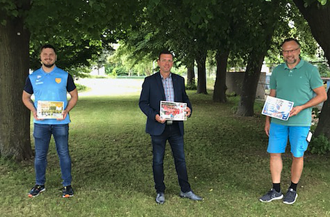 Stefan Gr&auml;bed&uuml;nkel (M&uuml;hlh&auml;user Sportverein), Thomas Fliegner (FC Union M&uuml;hlhausen) und Frank Ernst (VfB Thomas-M&uuml;ntzer) bei der Scheck&uuml;bergabe (Foto: Landratsamt UHK)