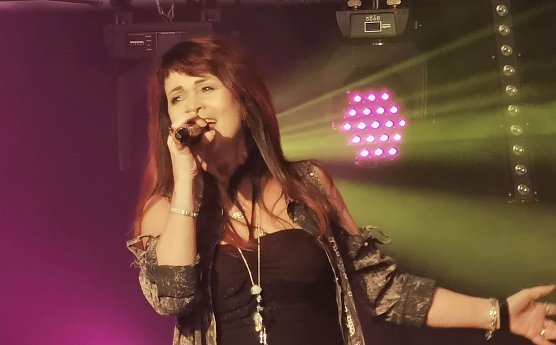 Angela und nicht Andrea singt: Du hast mich 1000 x belogen (Foto: Agentur) Angela und nicht Andrea singt: Du hast mich 1000 x belogen (Foto: Agentur)