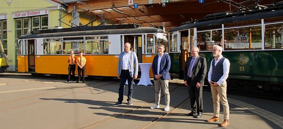Zum Ausblick auf die kommenden Jahre traf man sich heute im gr&ouml;&szlig;ten weil einzigem Stra&szlig;enbahndepot des Th&uuml;ringer Nordens in Nordhausen. v.l.: der Nordh&auml;user Landrat Matthias Jendricke, VMT Gesch&auml;ftsf&uuml;hrer Christoph Heuing, Minister Benjamin Immanuel Hoff und Fahrdienstleiter Thorsten Schwarz  (Foto: agl)