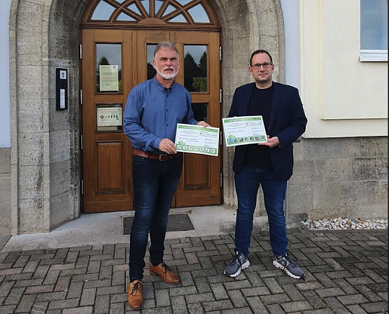 Landrat Harald Zanker und Thomas Stecher (stellv. Vorsitzender der Kreissportbundes) bei der Scheck&uuml;bergabe. (Foto: Landratsamt UHK)