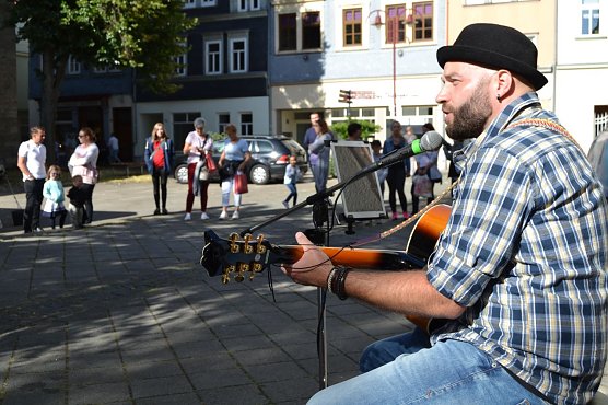 Steve�s Livemusic: Am Freitag und Samstag gibt es handgemachte Livemusik an verschiedenen Stellen der M&uuml;hlh&auml;user Einkaufsinnenstadt, unter anderem mit Steve�s Livemusic. (Foto: Stadtverwaltung M&uuml;hlhausen)