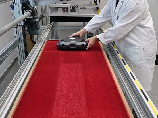 Der AEG-Sauger holte die gr&ouml;&szlig;te Menge des zuvor einge&shy;walzten Staubs aus unserem Pr&uuml;fteppich heraus (Foto: Stiftung Warentest)