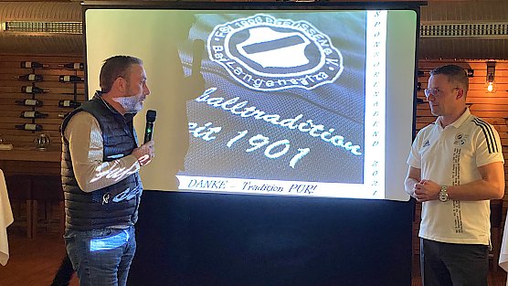 B&uuml;rgermeister Reinz bedankt sich bei Preu&szlig;en-Pr&auml;sident Harbauer (Foto: oas)