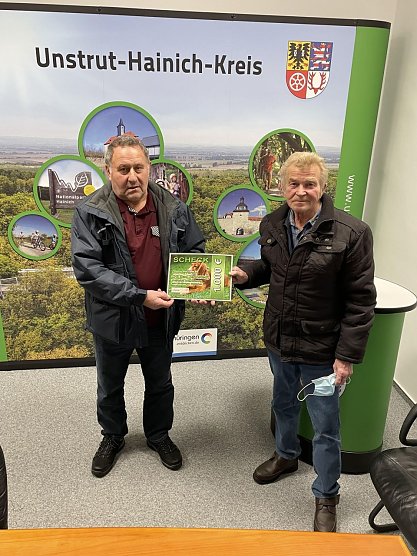 Horst H&uuml;bner und Norbert Bliedung vom Hundeverein OG Bad Tennstedt bei der Scheck&uuml;bergabe (Foto: Landratsamt UHK)