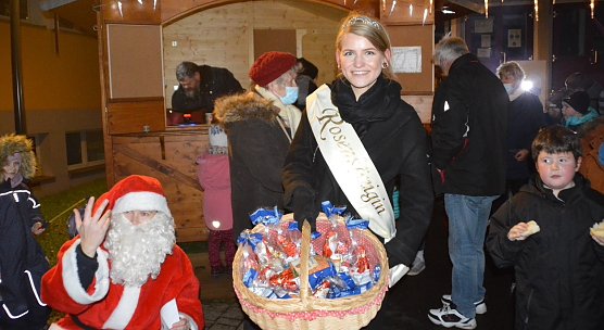 Weihnachtsmann und Rosenkönigin ließen sich den Umzug nicht entgehen (Foto: P.Kosiol) Weihnachtsmann und Rosenkönigin ließen sich den Umzug nicht entgehen (Foto: P.Kosiol)