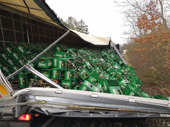 Getränkelaster verunglückt (Foto: Landespolizeiinspektion Nordhausen) Getränkelaster verunglückt (Foto: Landespolizeiinspektion Nordhausen)