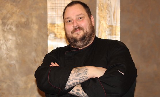 Kai Weiß in schwarzer Arbeitskleidung in seinem Restaurant (Foto: Eva Maria Wiegand) Kai Weiß in schwarzer Arbeitskleidung in seinem Restaurant (Foto: Eva Maria Wiegand)