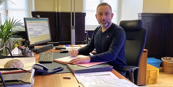 B&uuml;rgermeister Matthias Reinz an seinem Arbeitsplatz (Foto: oas)