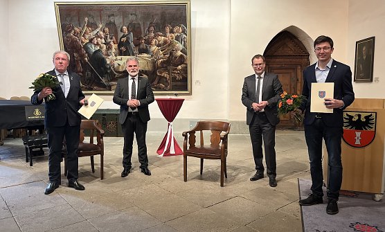 Hans-Martin Menge, Landrat Harald Zanker, Oberb&uuml;rgermeister Dr. Johannes Bruns und Markus Schuchardt (v.l.) bei der &Uuml;bergabe der Ehrenbriefe in der Historischen Rathaushalle (Foto: &copy; Stadtverwaltung M&uuml;hlhausen)