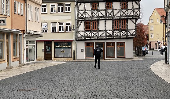 Wo laufen sie denn? Polizist sucht Demonstranten  (Foto: oas)