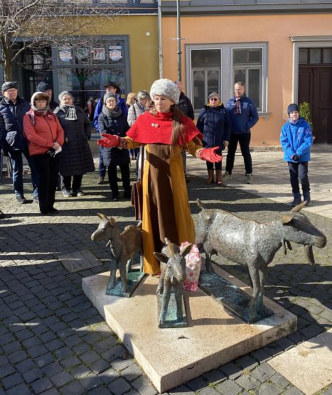 Die Chefin der Zunft, Mary Fischer, gibt Ausk&uuml;nfte &uuml;ber Milchleistungen (Foto: oas)