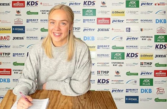 Vilma Matthijs Holmberg beim Vertragsabschluss (Foto: THC)