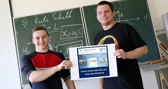 Konstantin Prei&szlig; und Christoph Heinemann aus der Fachschulklasse FST ET21V bewerben den Tag der offenen T&uuml;r der an der Fachschule f&uuml;r Technik  (Foto: K.Grunert)