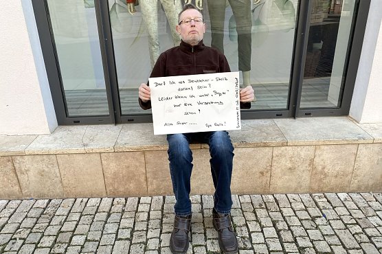 Opa Ralle sitzt am Rathausplatz (Foto: oas) Opa Ralle sitzt am Rathausplatz (Foto: oas)