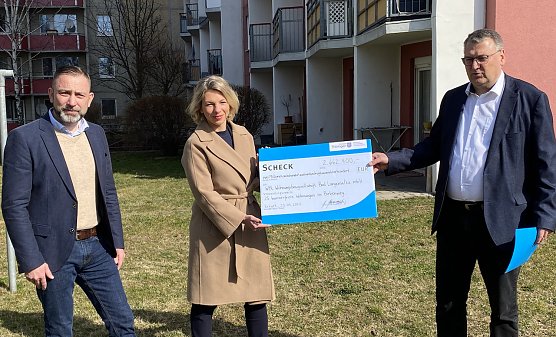 B&uuml;rgermeister, Ministerin und WBL-Chef mit dem symbolischen Scheck (Foto: oas)