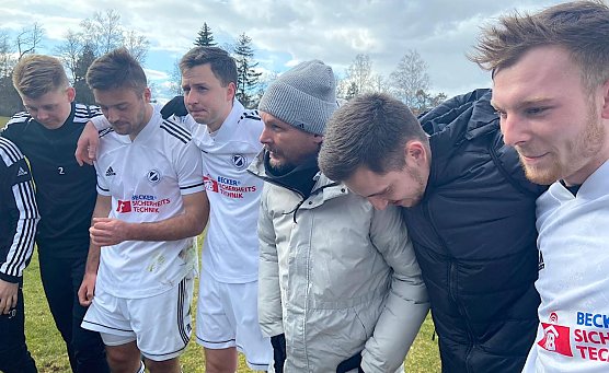 Thomas Wirth im Kreise seiner Spieler nach dem Sieg in Heiligenstadt (Foto: B.Harbauer)