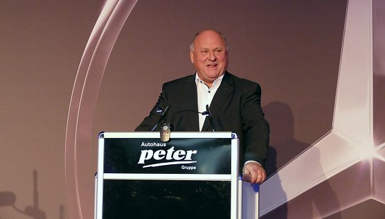 Helmut Peter begr&uuml;&szlig;t die 650 G&auml;ste (Foto: H. Fischer)