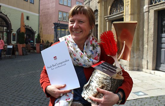 So sehen Sieger aus: Anja Wurschi freut sich &uuml;ber Kehrschaufel und Eimer aus Edelmetall (Foto: oas)