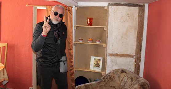 Professor Michael Luick-Thrams in seinem Haus, das er Fl&uuml;chtlingen zur Verf&uuml;gung stellt (Foto: oas)