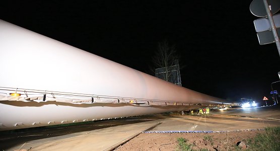 Windradfl&uuml;gel werden geliefert (Foto: S.Dietzel)