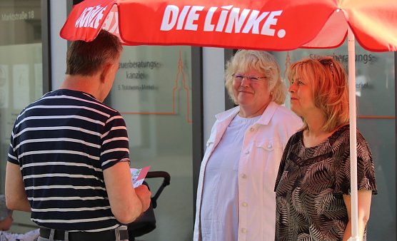 Cordula Eger (re.) im Gespr&auml;ch mit den B&uuml;rgern (Foto: emw)