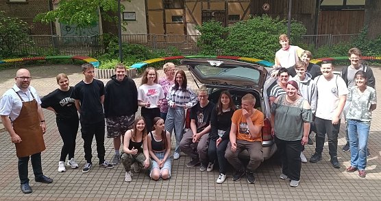 Eine tolle Spendenaktion setzen die Sch&uuml;er Die Sch&uuml;ler der Klasse 9R der Wiebeckschule heute gemeinsam mit der Ratswaage Bad Langensalza (Foto: Kerstin Schulze)