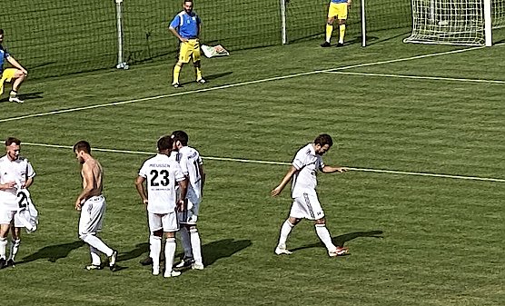 Konsternierte Sondersh&auml;user und jubelnde Preu&szlig;en nach dem 4:2 (Foto: oas)