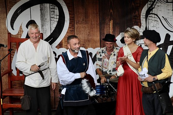 B&uuml;rgermeister Reinz (2.v.l.) hier als "Mattes von der sch&ouml;nen St&auml;tte" bedankt sich bei den Langensalzaern (Foto: emw)