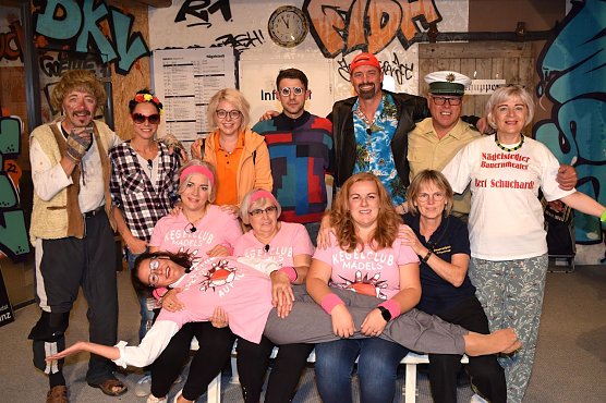 Das Ensemble der diesjährigen Inszenierung im Bauerntheater (Foto: Christopher Jäckle ) Das Ensemble der diesjährigen Inszenierung im Bauerntheater (Foto: Christopher Jäckle )