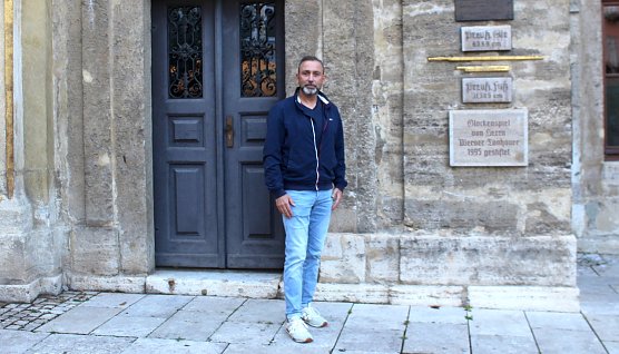 B&uuml;rgermeister Reinz vor seinem Rathaus: Hier steigt am Montag die Kundgebung (Foto: oas)