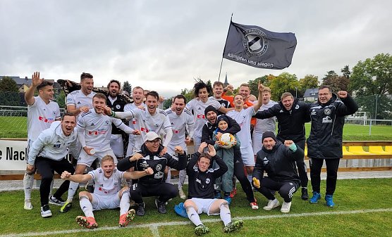 Jetzt jubeln die Preußen auch auswärts ausgelassen (Foto: M.Fromm) Jetzt jubeln die Preußen auch auswärts ausgelassen (Foto: M.Fromm)